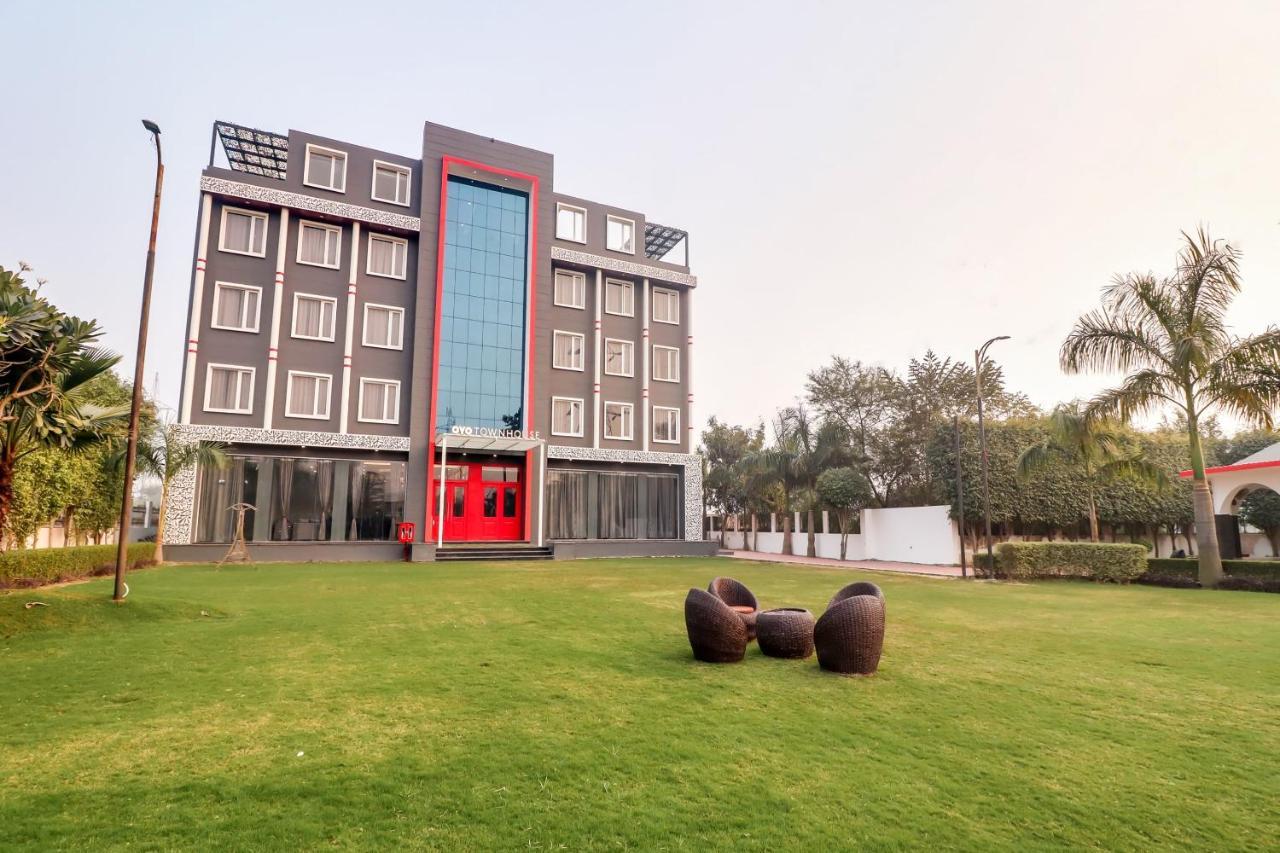 Super Townhouse Jashn Chinhat Exterior foto